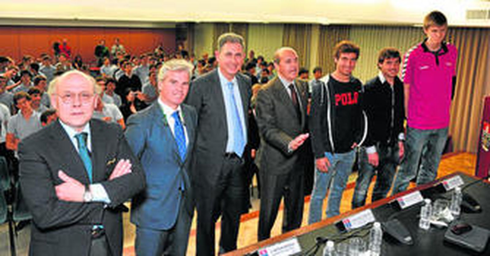 Juan Carlos Ollero, Miguel Guillén, Francisco Ojeda (director del Tabladilla), José María del Nido, Campaña, Chica y Porzingis posan antes del comienzo del coloquio