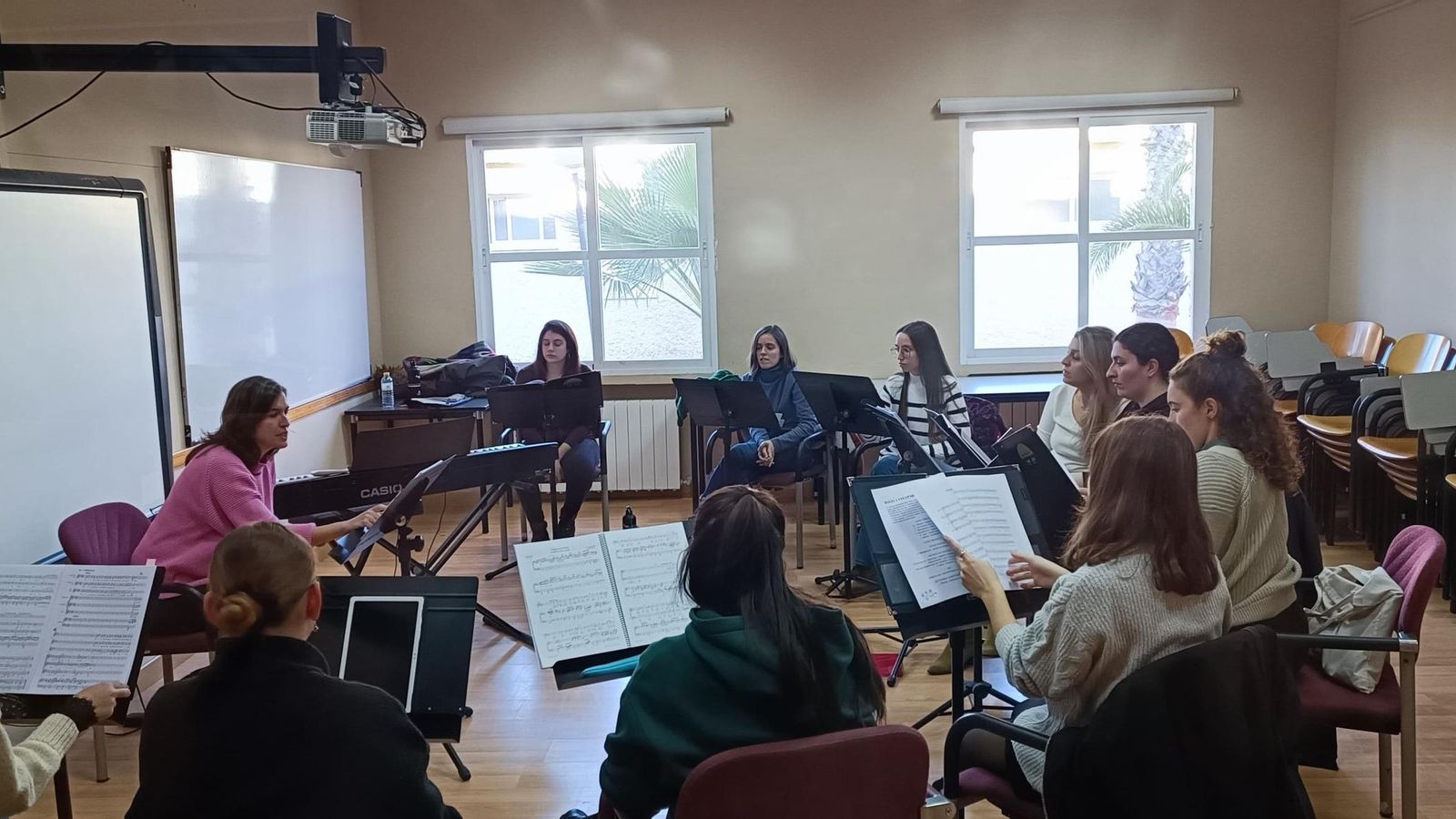 Integrantes del Joven Coro de  Andalucía en un ensayo.