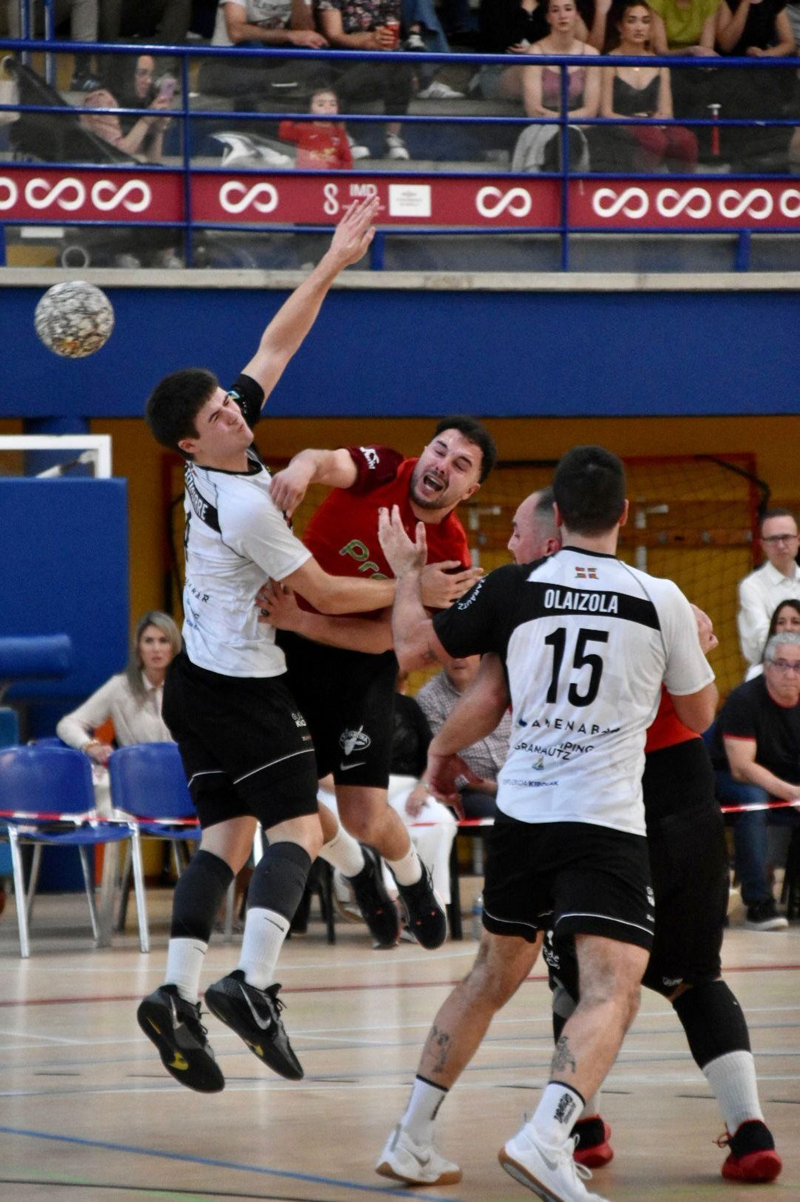Alberto Ruiz efectúa un lanzamiento ante la defensa del Amenabar.