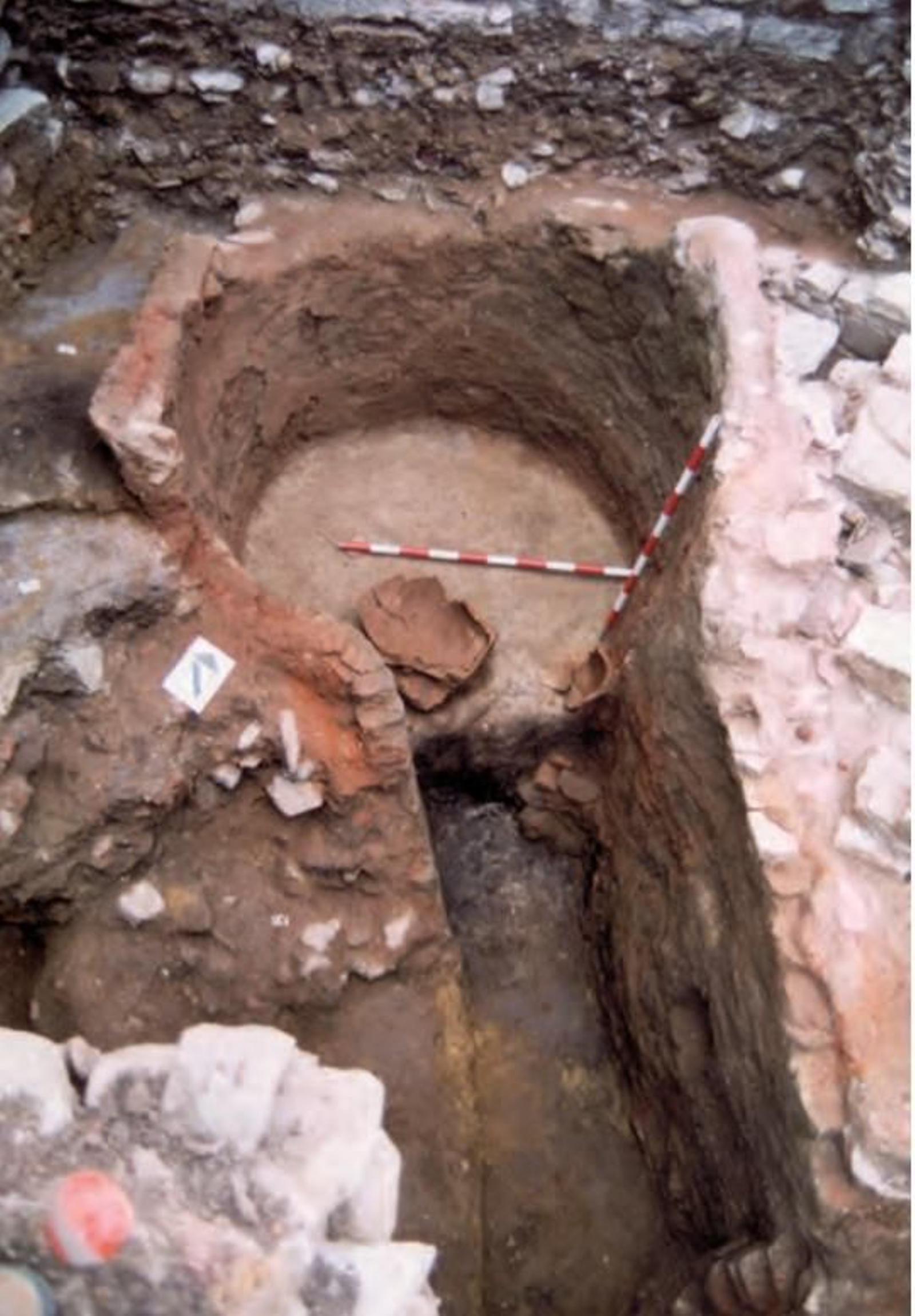 Horno de alfarero de los siglos XII-XIII exhumado en la calle Alférez Villalta Medina, esquina con calle Comandante Gómez Ortega en el año 2003