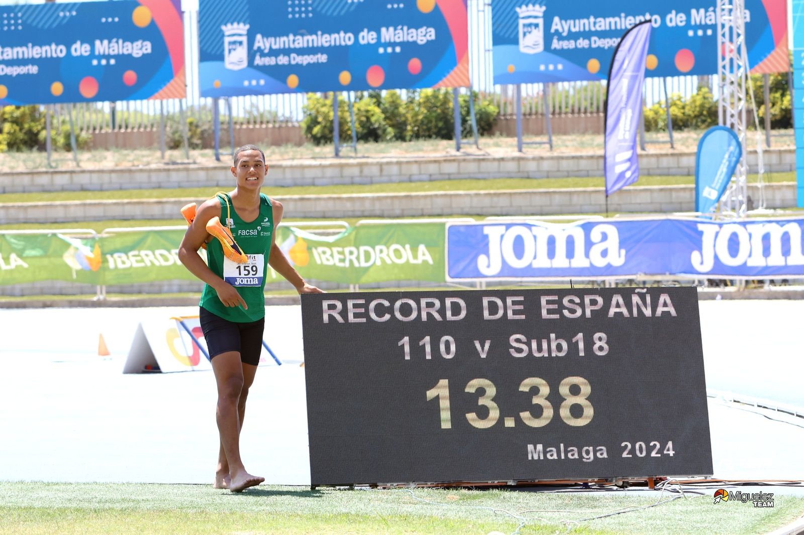 Alejandro Nuñez y el 4x100 del Nerja, campeones de España sub 18 en Málaga