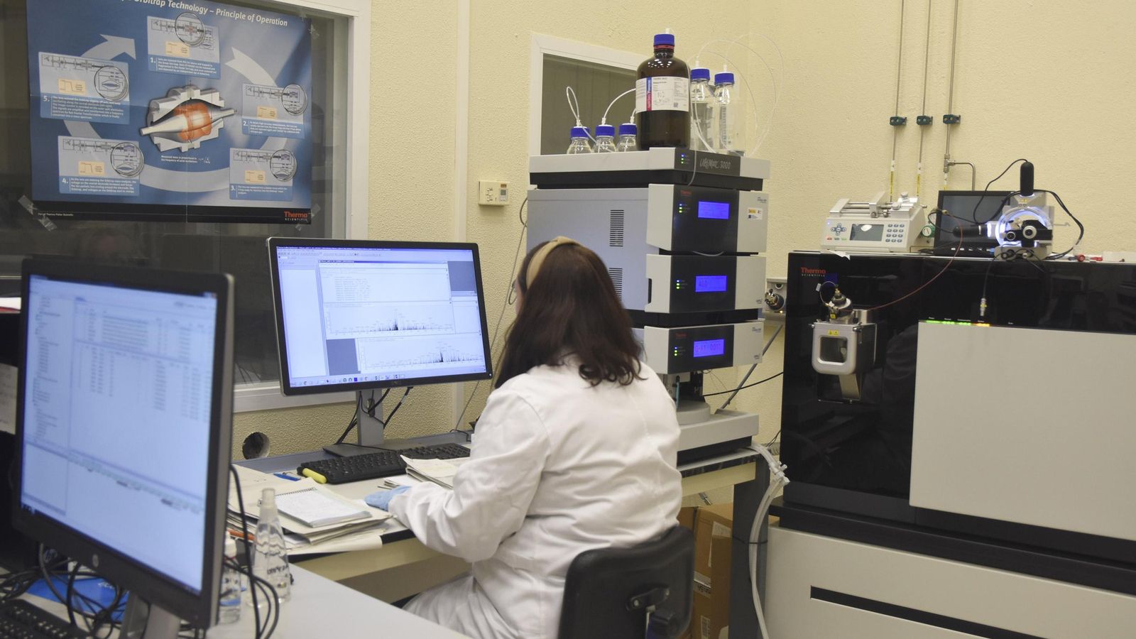 Una investigadora de la UCO en un laboratorio de Rabanales.