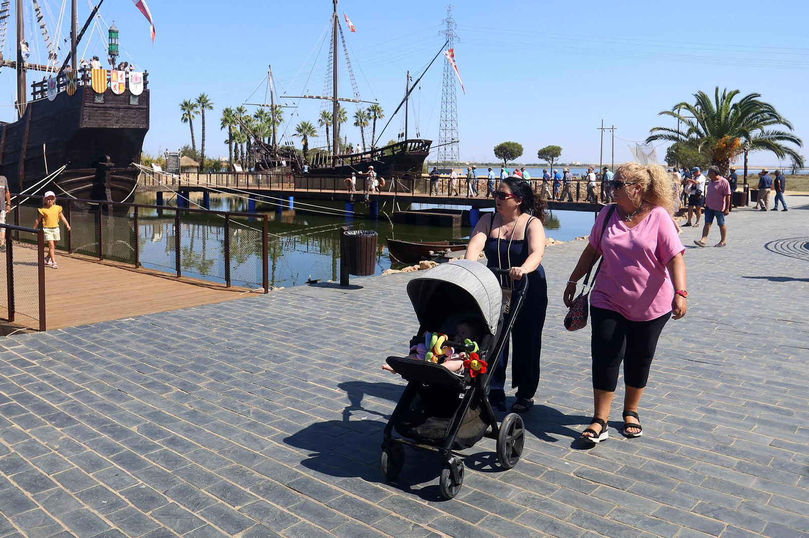 Imágenes de la Jornada de Puertas Abiertas del Muelle de las Carabelas con motivo del 3 de agosto