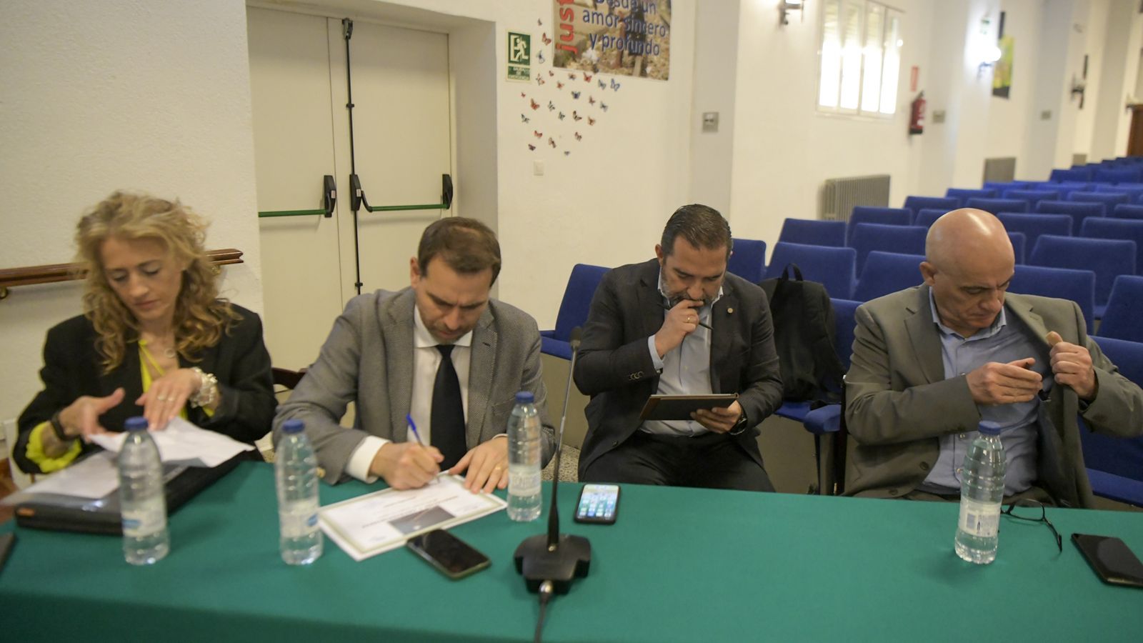 El tribunal de jueces al momento de deliberar al proyecto ganador.