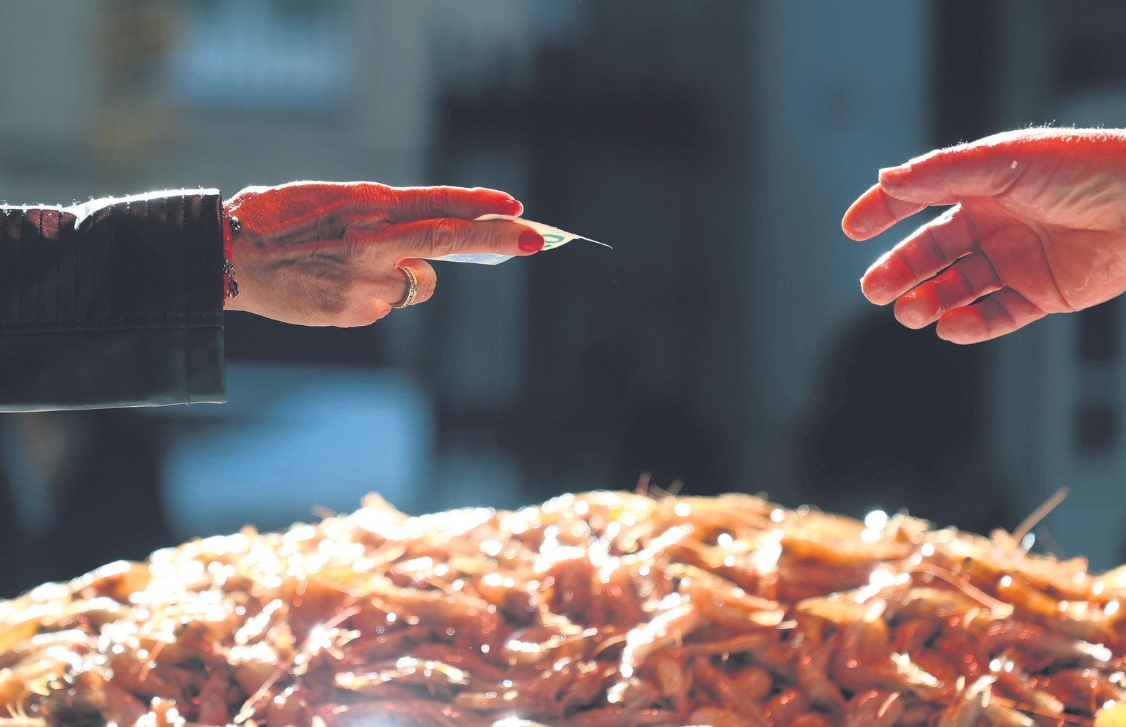 Una persona compra gambas.