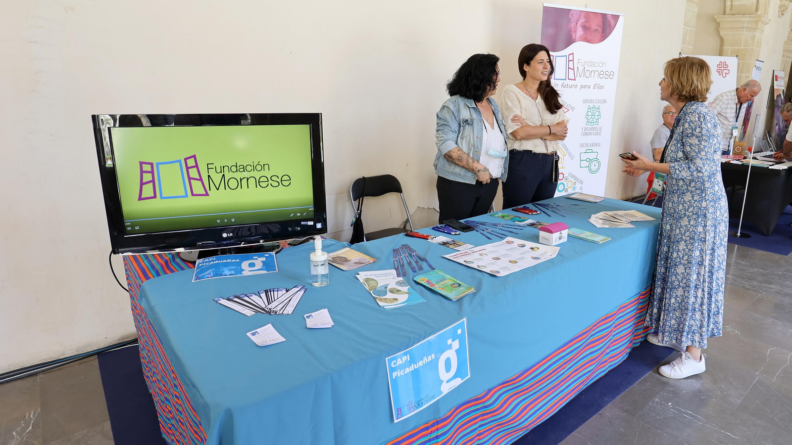 Imágenes de la Feria de la Diversidad en Los Claustros de Santo Domingo