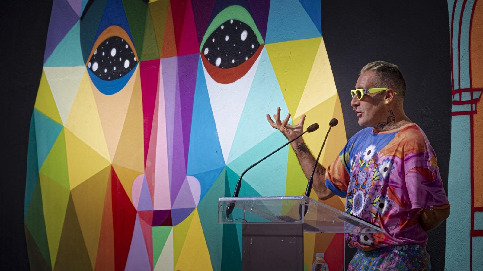 Óscar (aka Okuda) San Miguel, durante la inaguración de su mural en Cádiz.