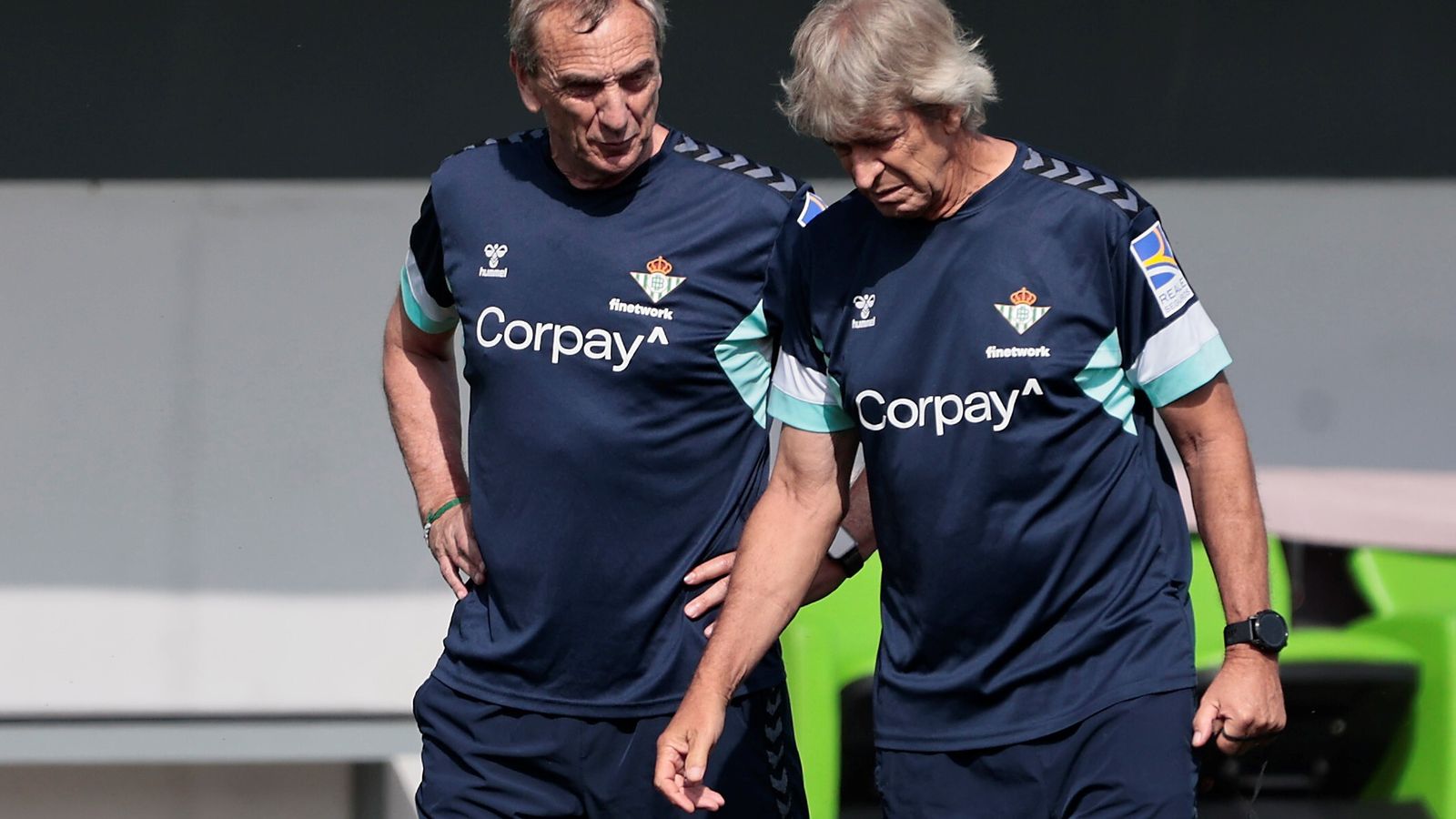 Manuel Pellegrini y Rubén Cousillas, en un entrenamiento del Betis.