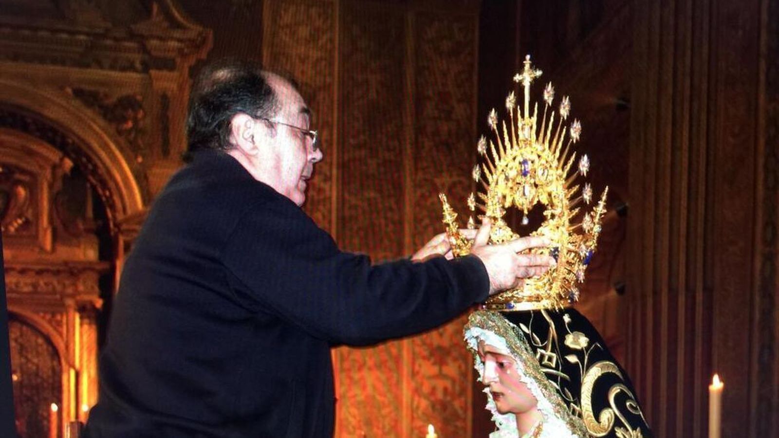 Manuel Palomino coloca la corona a la dolorosa del Valle