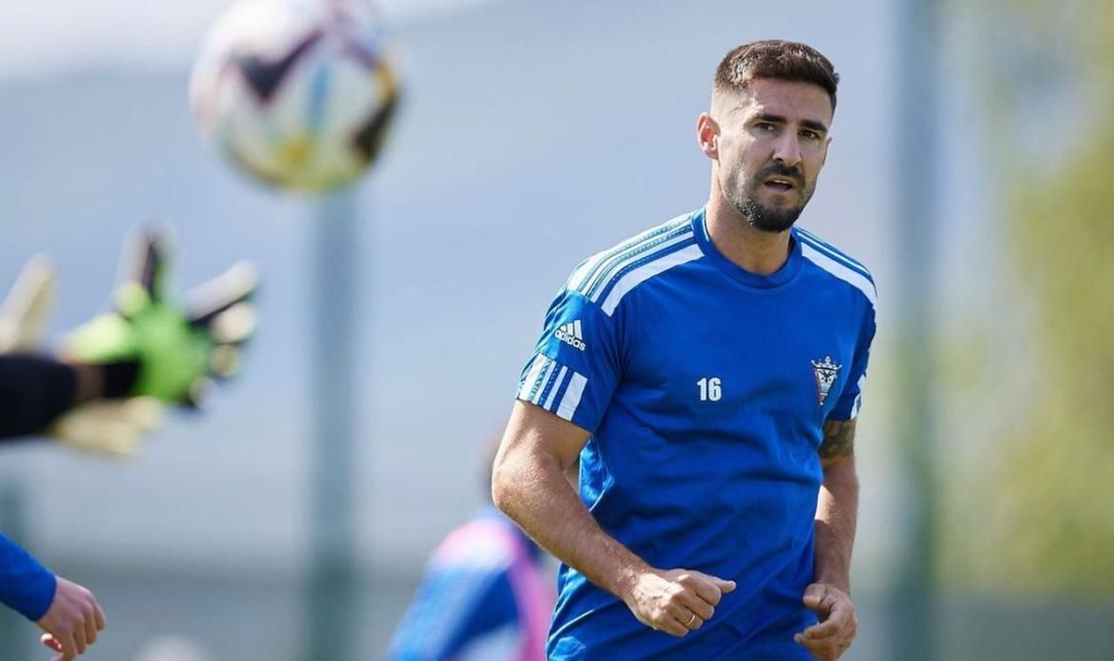 Raúl Navas, durante un entrenamiento con el Mirandés.