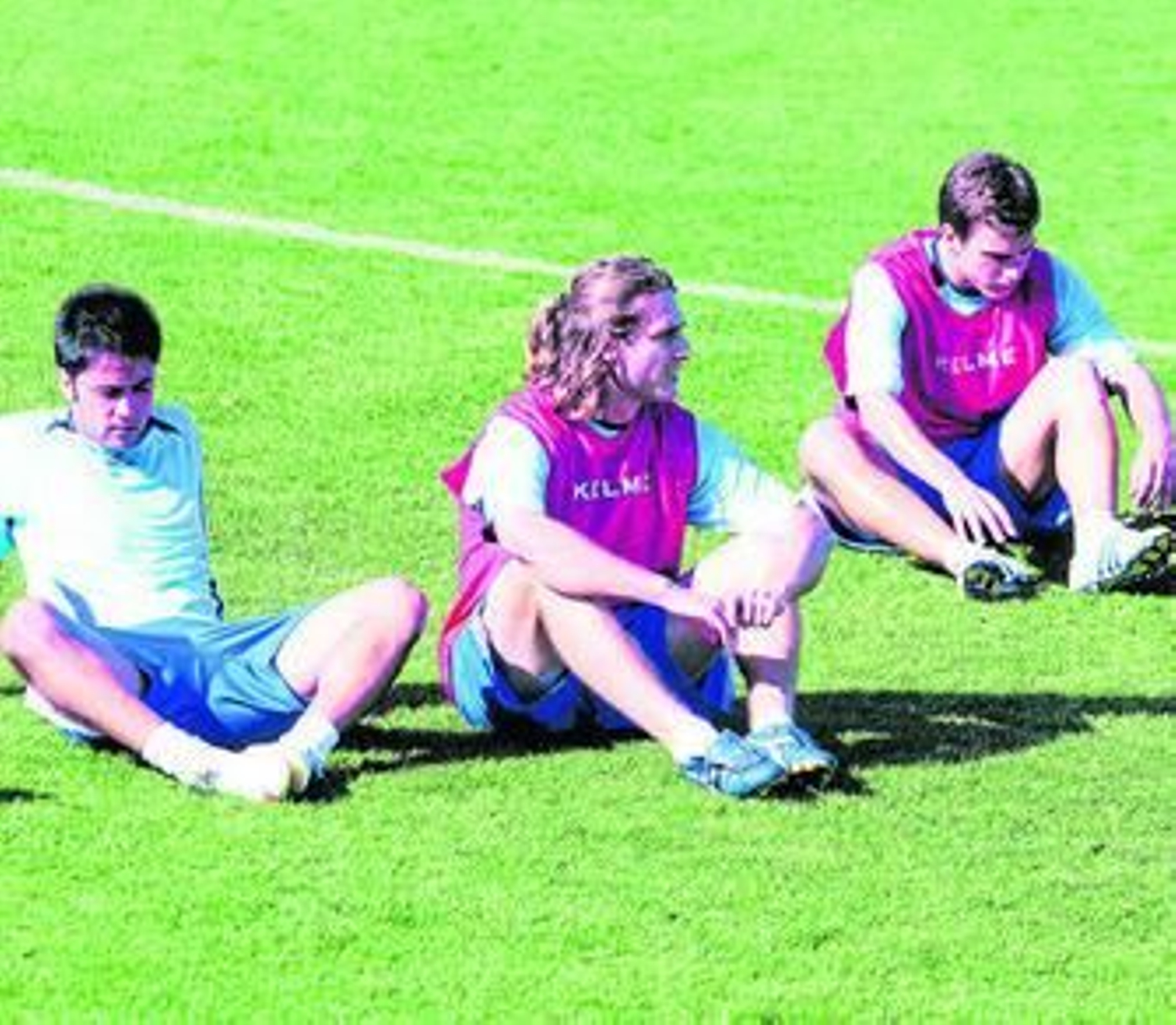 Jaume Costa (i), Jon Erice y Fran Cortés toman aire tras un entrenamiento.