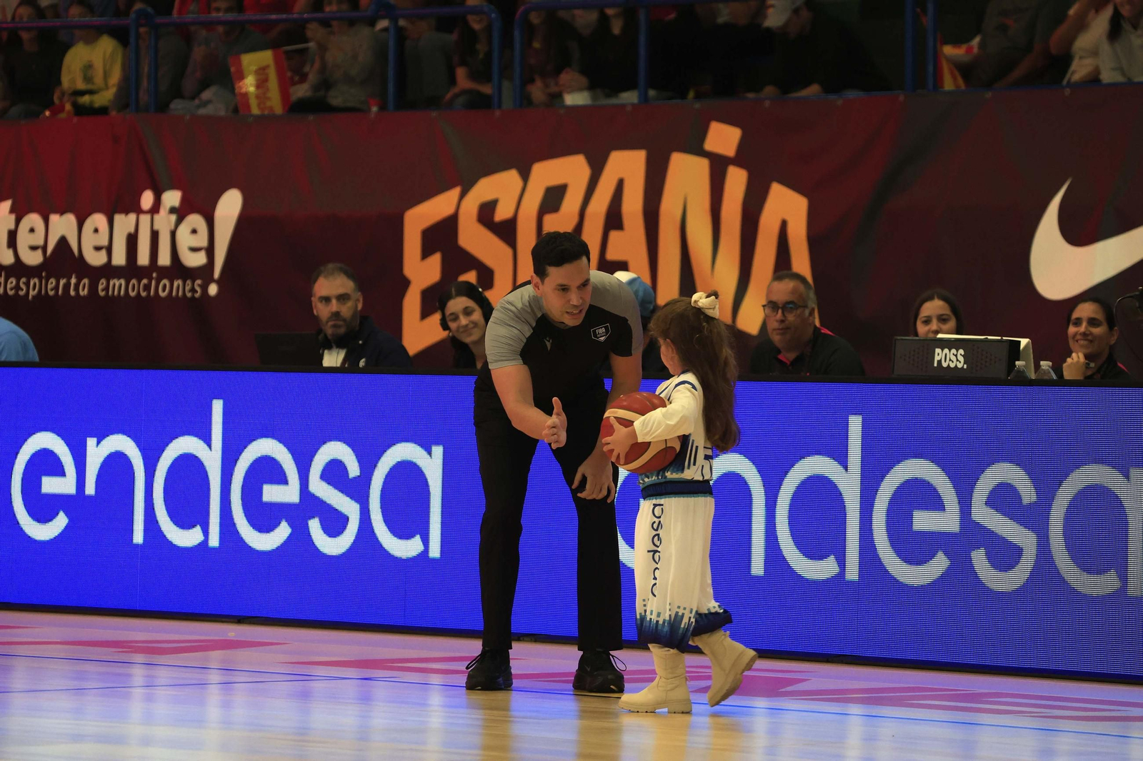 Fotos del partido y ambiente en el España-Francia del Torneo Internacional de Baloncesto Femenino en La Línea