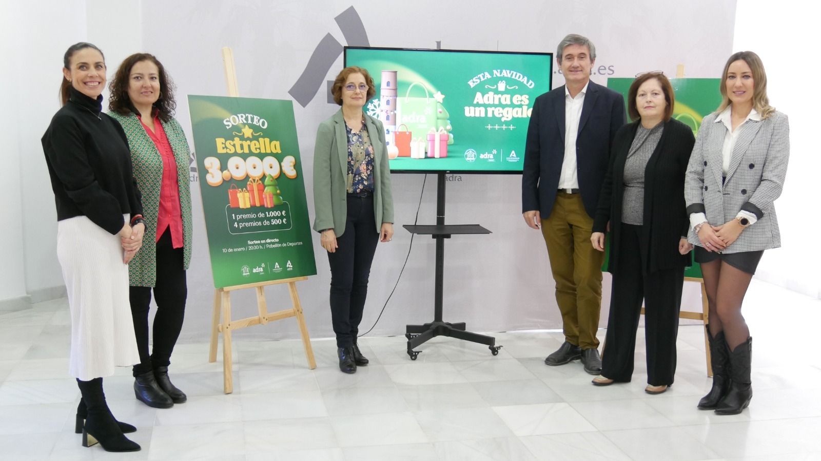 Responsables municipales han presentado la campaña navideña de apoyo al comercio local.