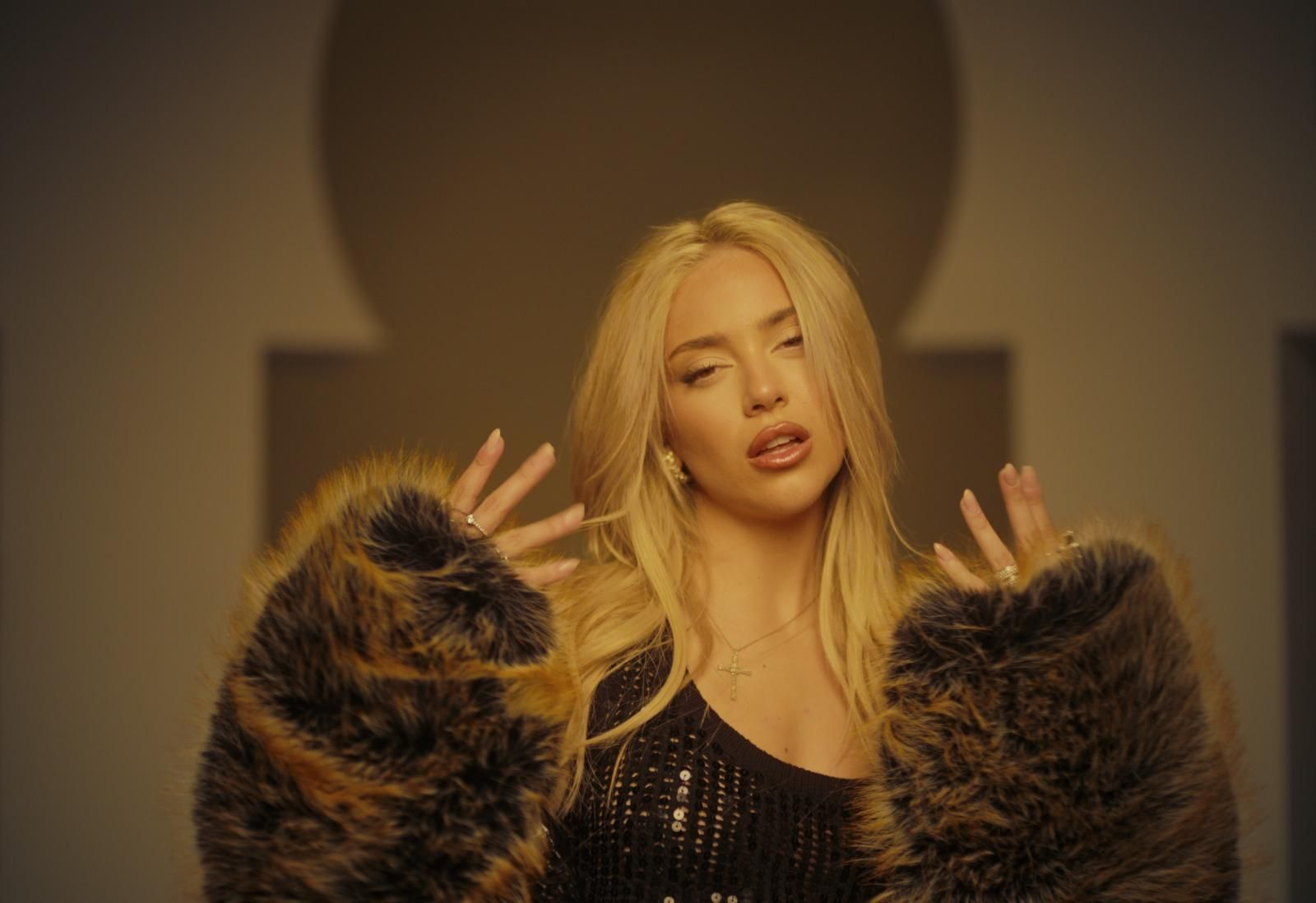 La artista malagueña Ana Mena en el videoclip de "A Otro Ritmo".
