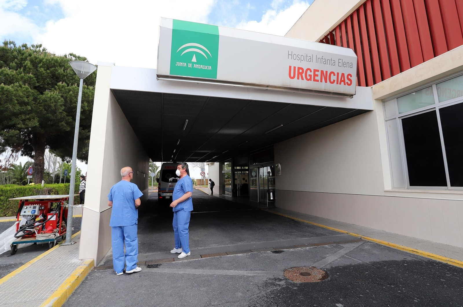 Personal sanitario en las Urgencias del hospital Infanta Elena.