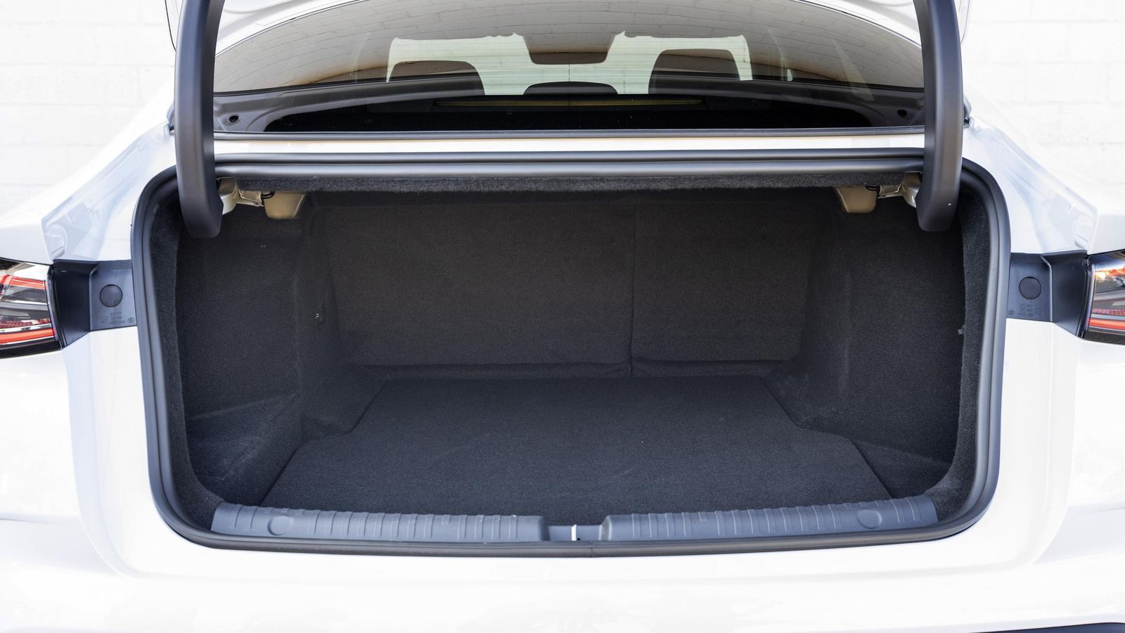 A diferencia del Touring, en el Sedán o Seal 6 "a secas", los respaldos traseros se abaten en dos partes asiméticras. Hay que tener en cuenta lo que ocupan las articulaciones de la tapa al cerrarse.