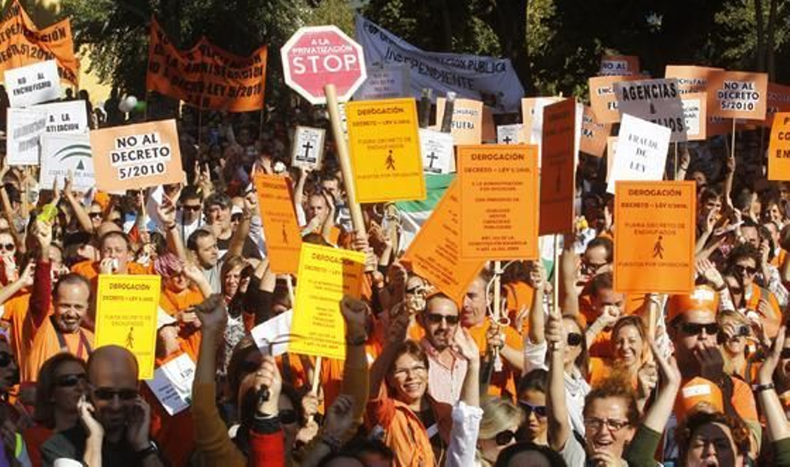 Miles de funcionarios se manifestaron desde la Alameda de Hércules hasta el Parlamento andaluz contra el decreto de la Junta bajo el lema 'Defiendo mi derecho y la gestión pública'.

Foto: Antonio Pizarro