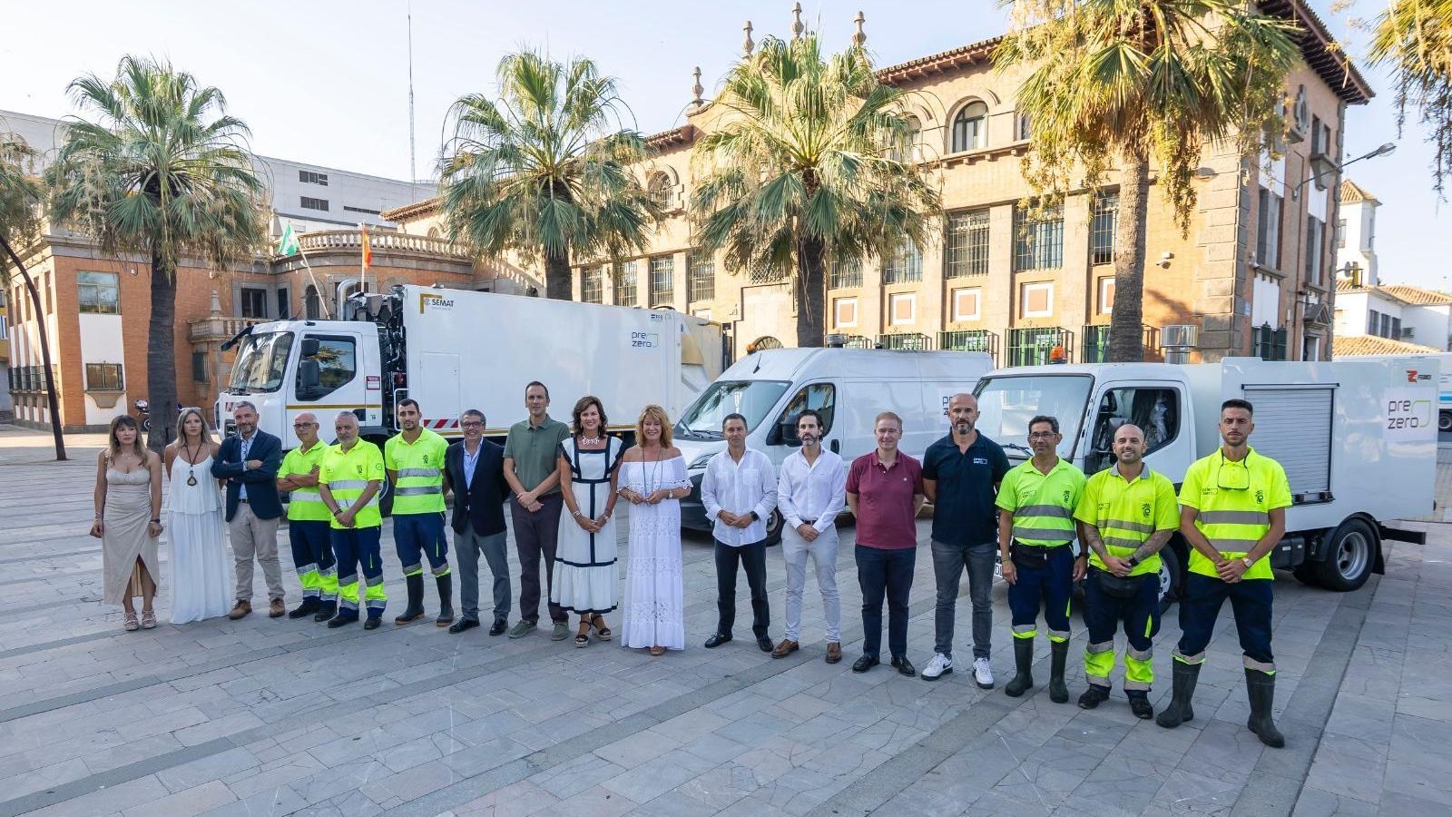 Representantes municipales junto a trabajadores del servicio de limpieza con los nuevos vehículos.