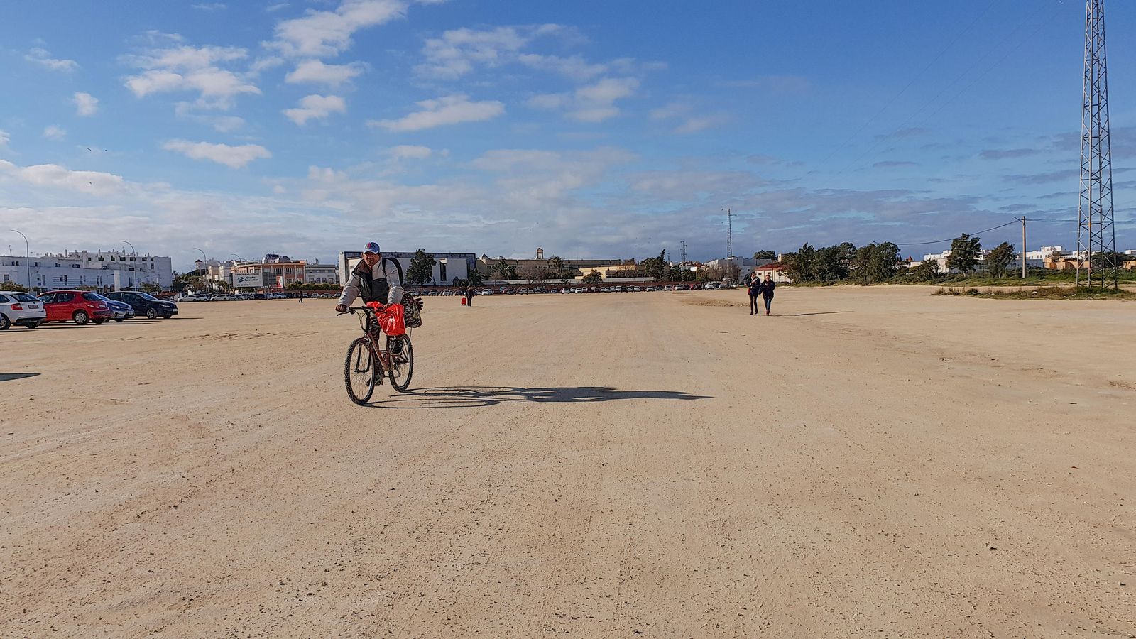 Vista de la explanada de Longuera, con el instituto Picasso al fondo, zona en la que se crearán nuevos estacionamientos.