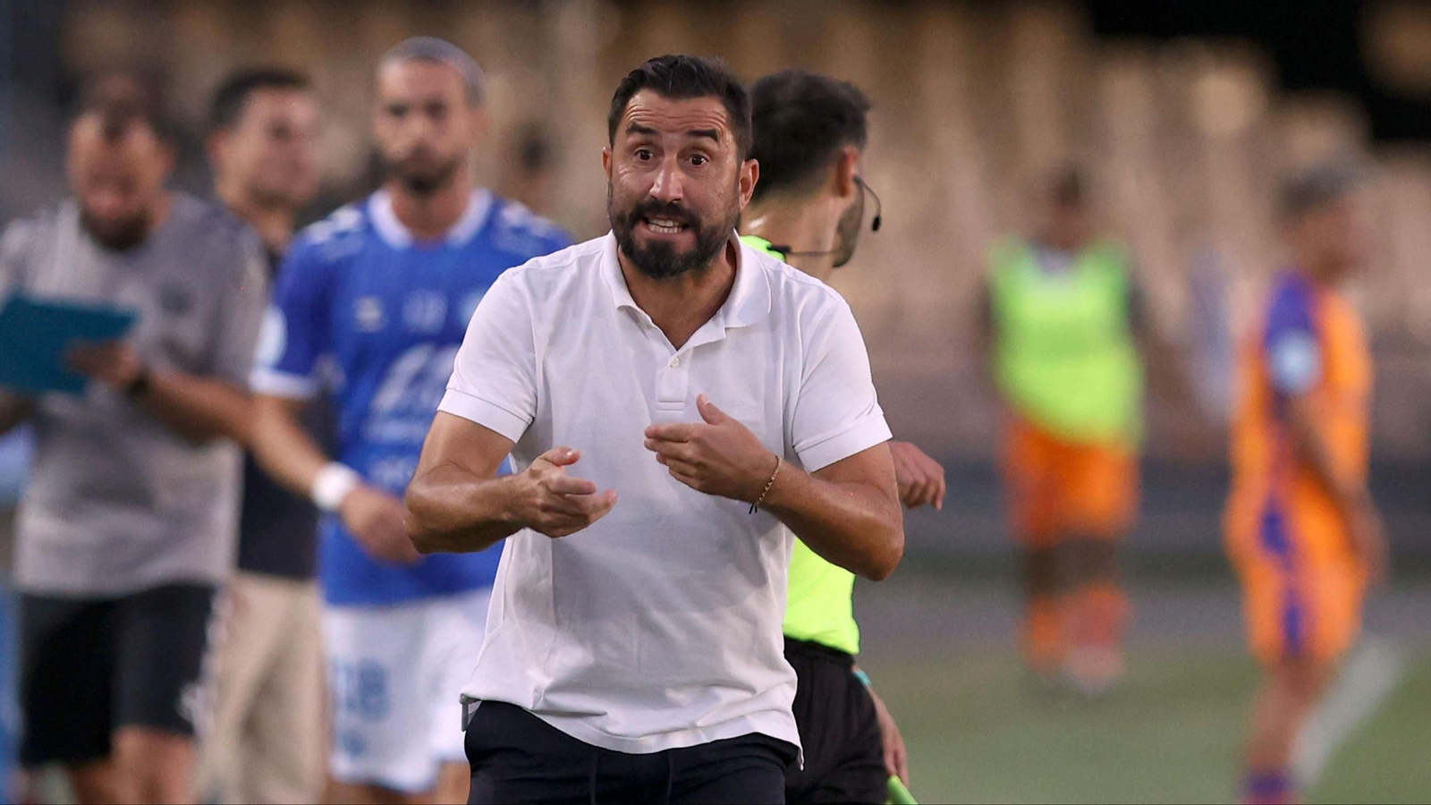 Antonio Fernández, técnico del Xerez DFC, da instrucciones a sus jugadores desde la banda.