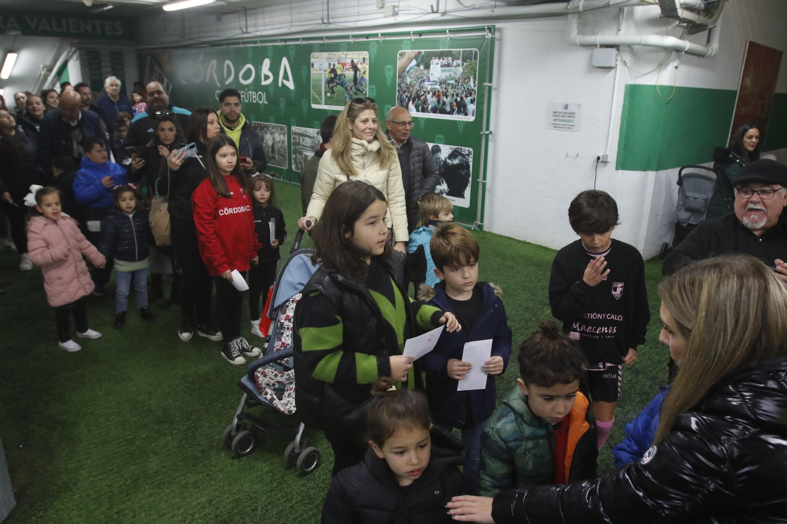 Los Reyes Magos en El Arcángel con la afición del Córdoba CF, en imágenes