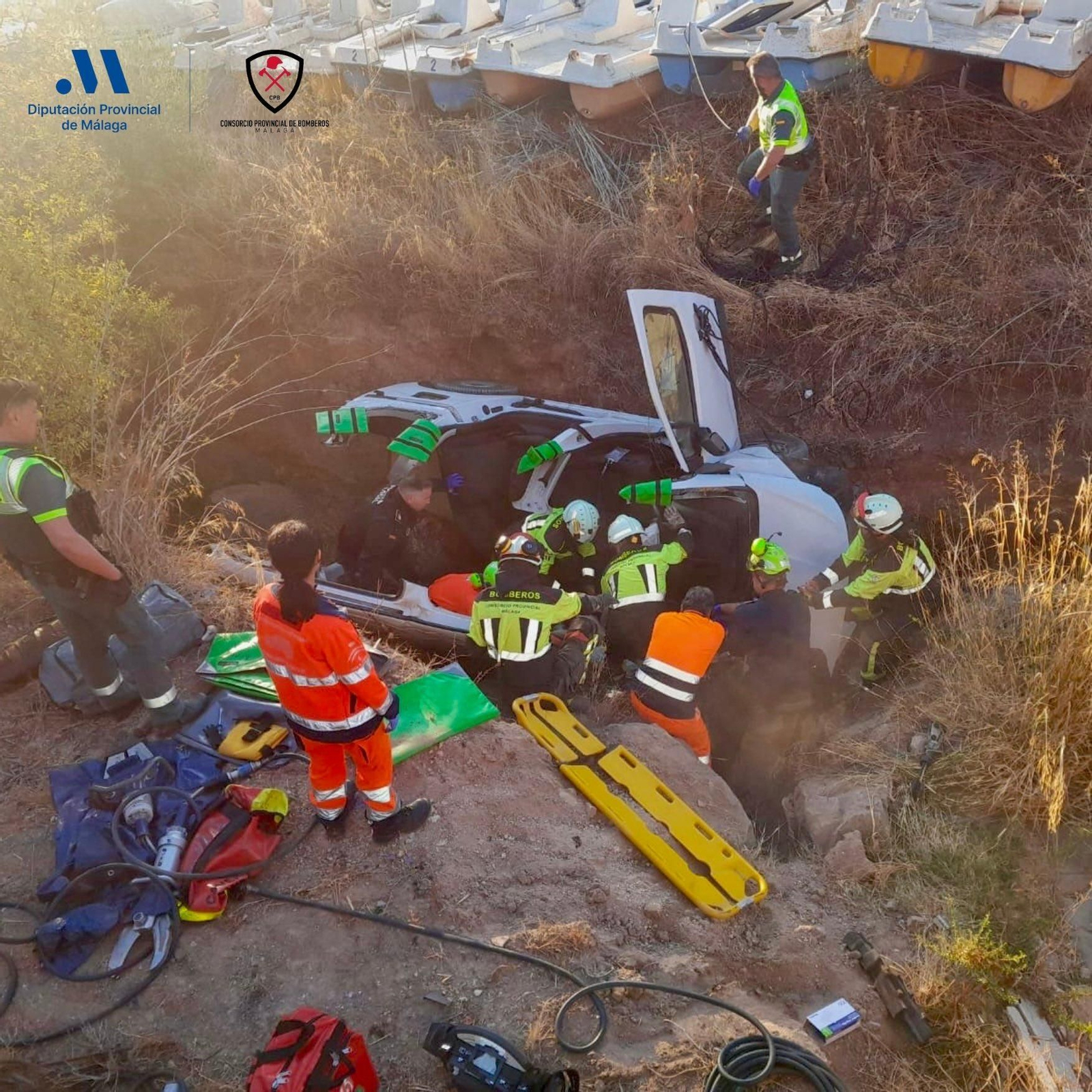 Equipos de rescate junto al vehículo siniestrado en Campillos este domingo. Equipos de rescate junto al vehículo siniestrado en Campillos este domingo.