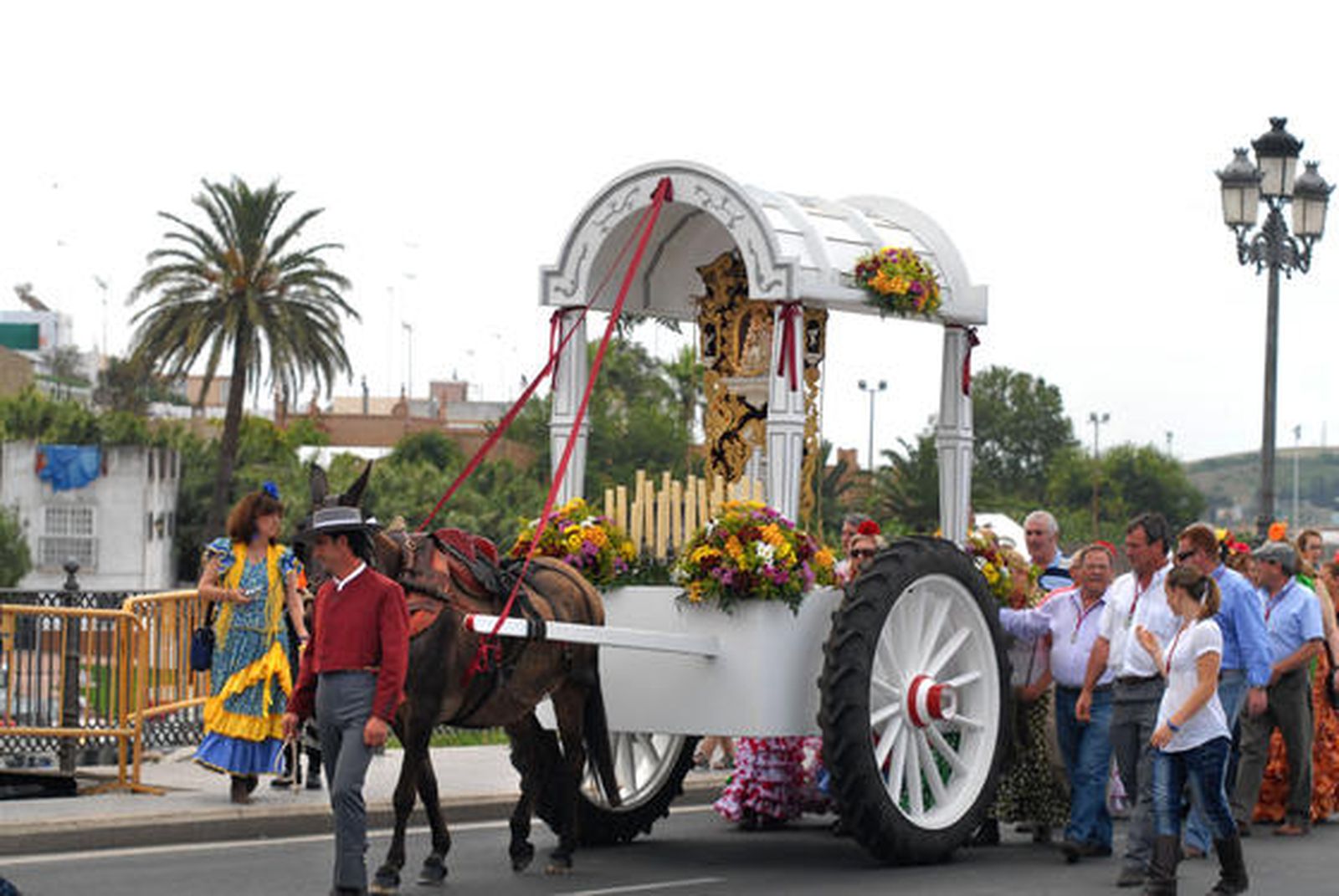 Los rocieros chiclaneros fueron los primeros en salir. /Paco Periñán