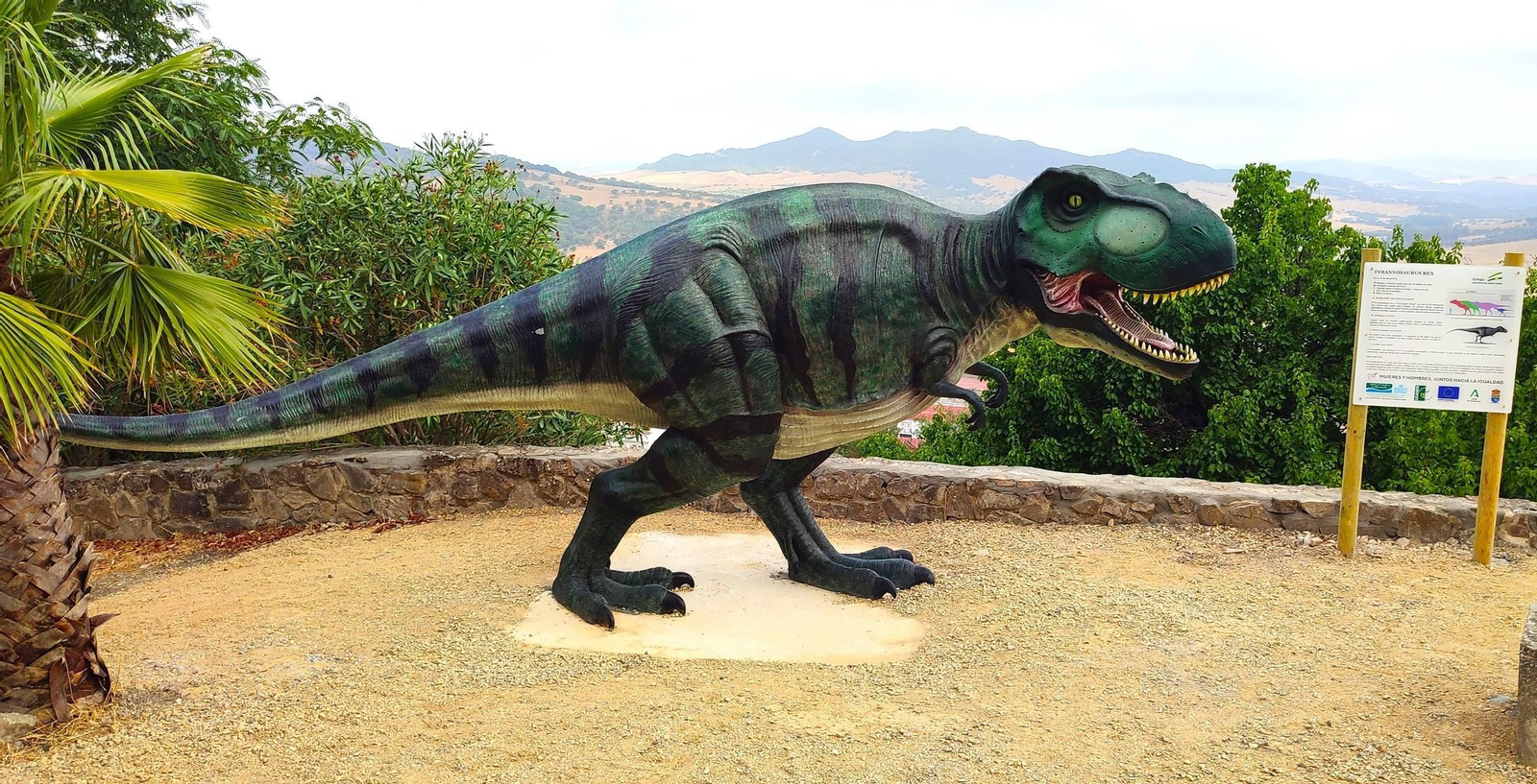 Una de las figuras de dinousarios en el Mirador de la Covacha, en Alcalá de los Gazules