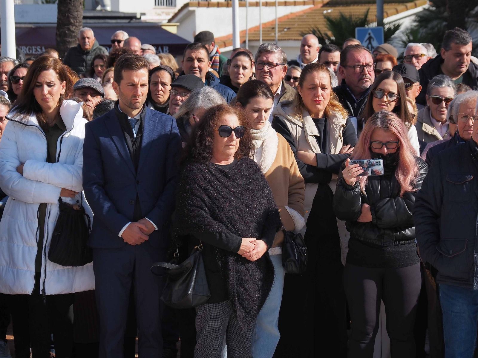 Las imágenes de la concentración silenciosa en Punta Umbría por los cinco fallecidos en el accidente de Adamuz