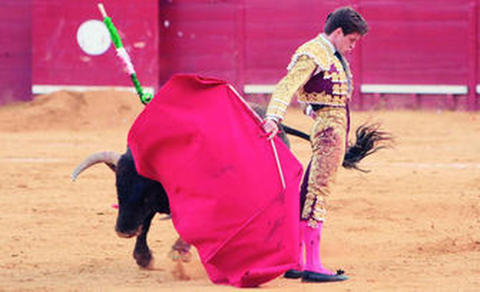 El Juli, serio, centrado con máxima capacidad y desdeñoso, cambiando a 'Quemarropa' por la espalda, un gran toro de Núñez del Cuvillo.