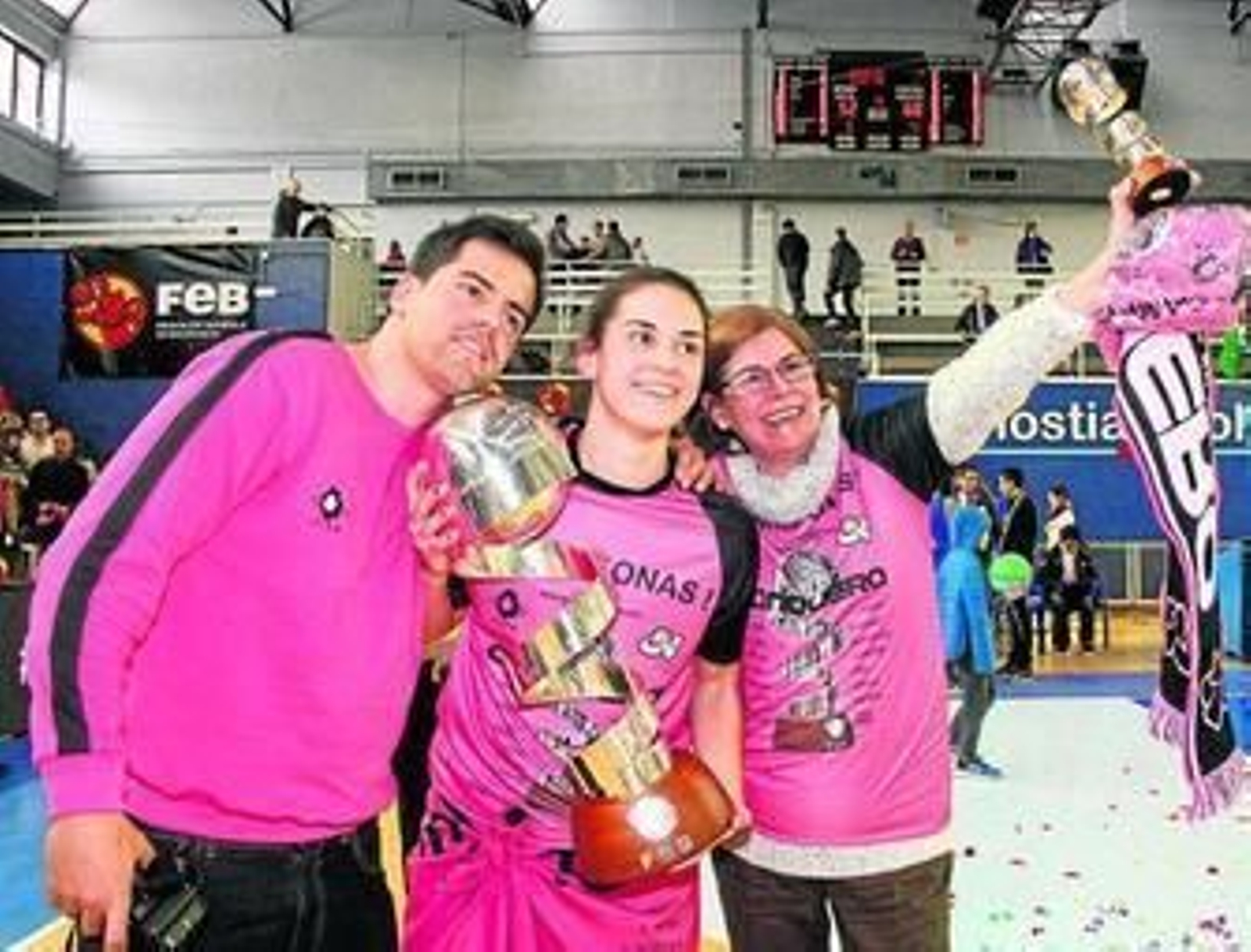 Rosa Espada celebra junto a sus hijos Miguel y Nerea la Copa del Rey conquistada por el Conquero.