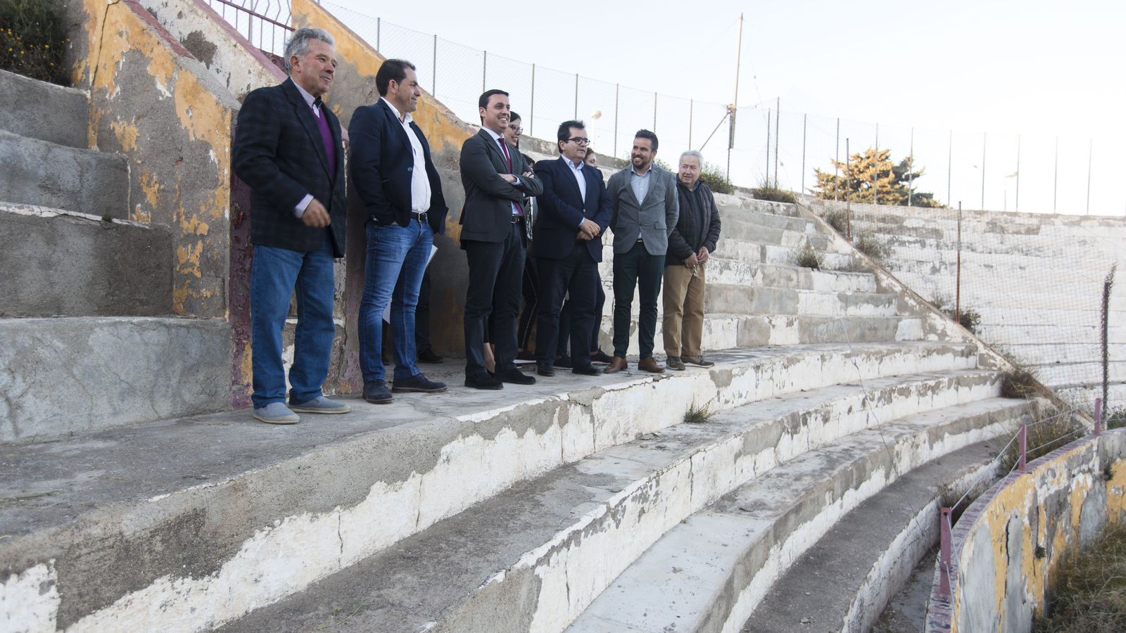 Los representantes políticos, durante la visita al coso.