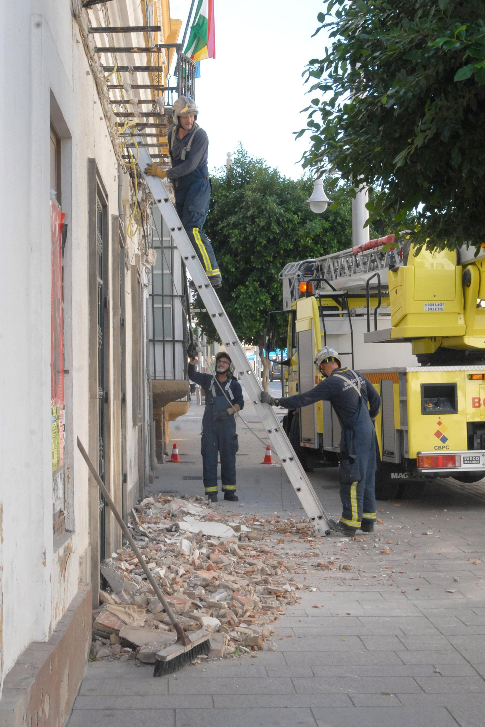 Imagen de archivo de un bombero en una actuación durante un derrumbe.