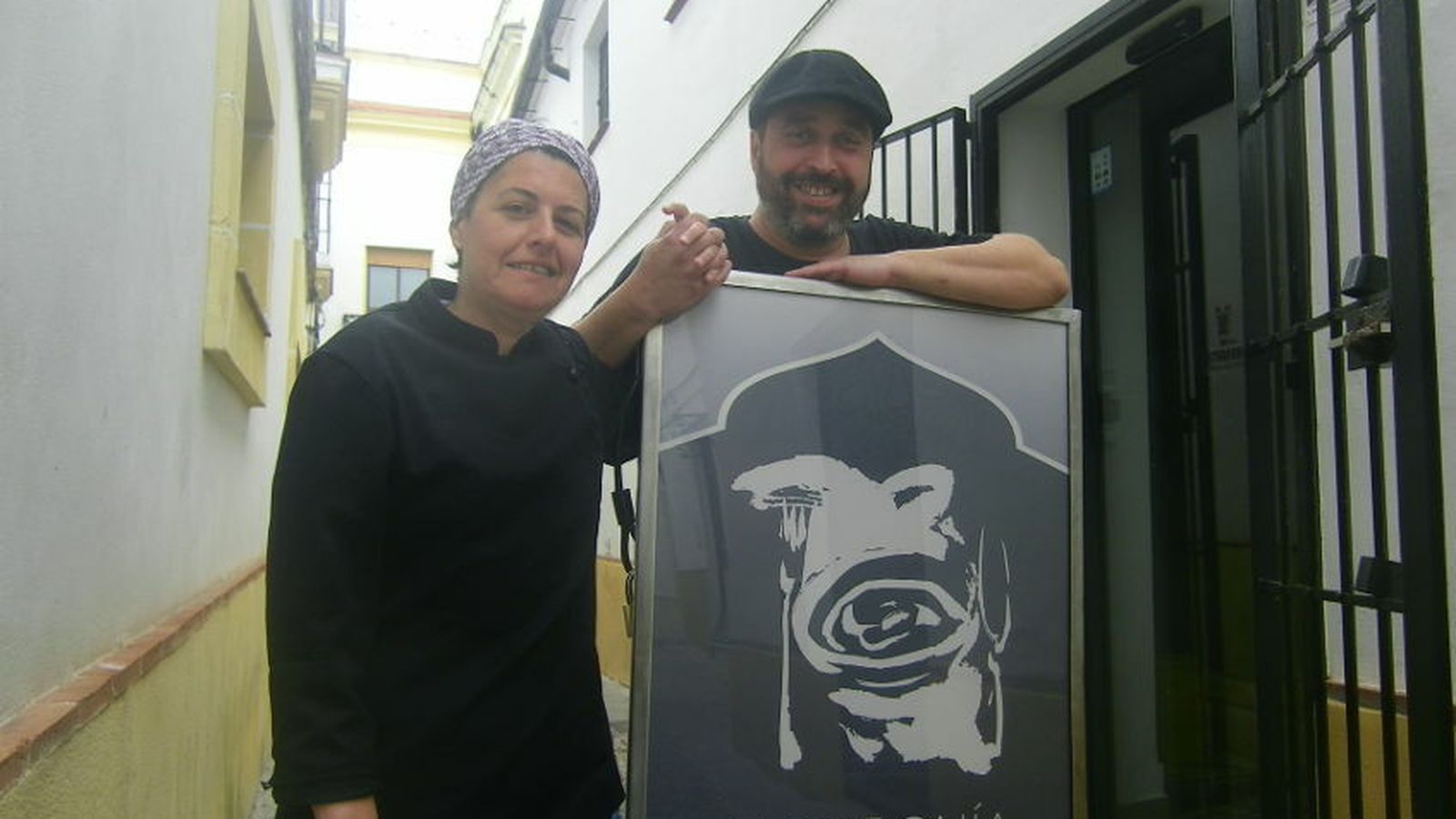 Adelina Pandelet y Victor Marín a las puertas de su restaurante