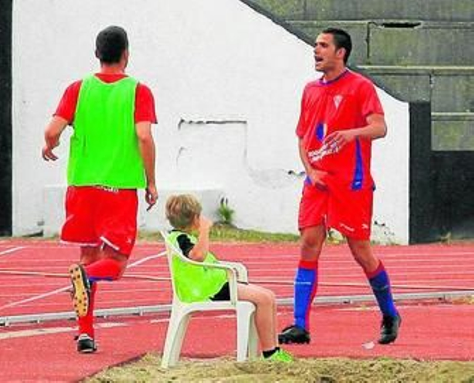 El Roquetas no supera las adversidades