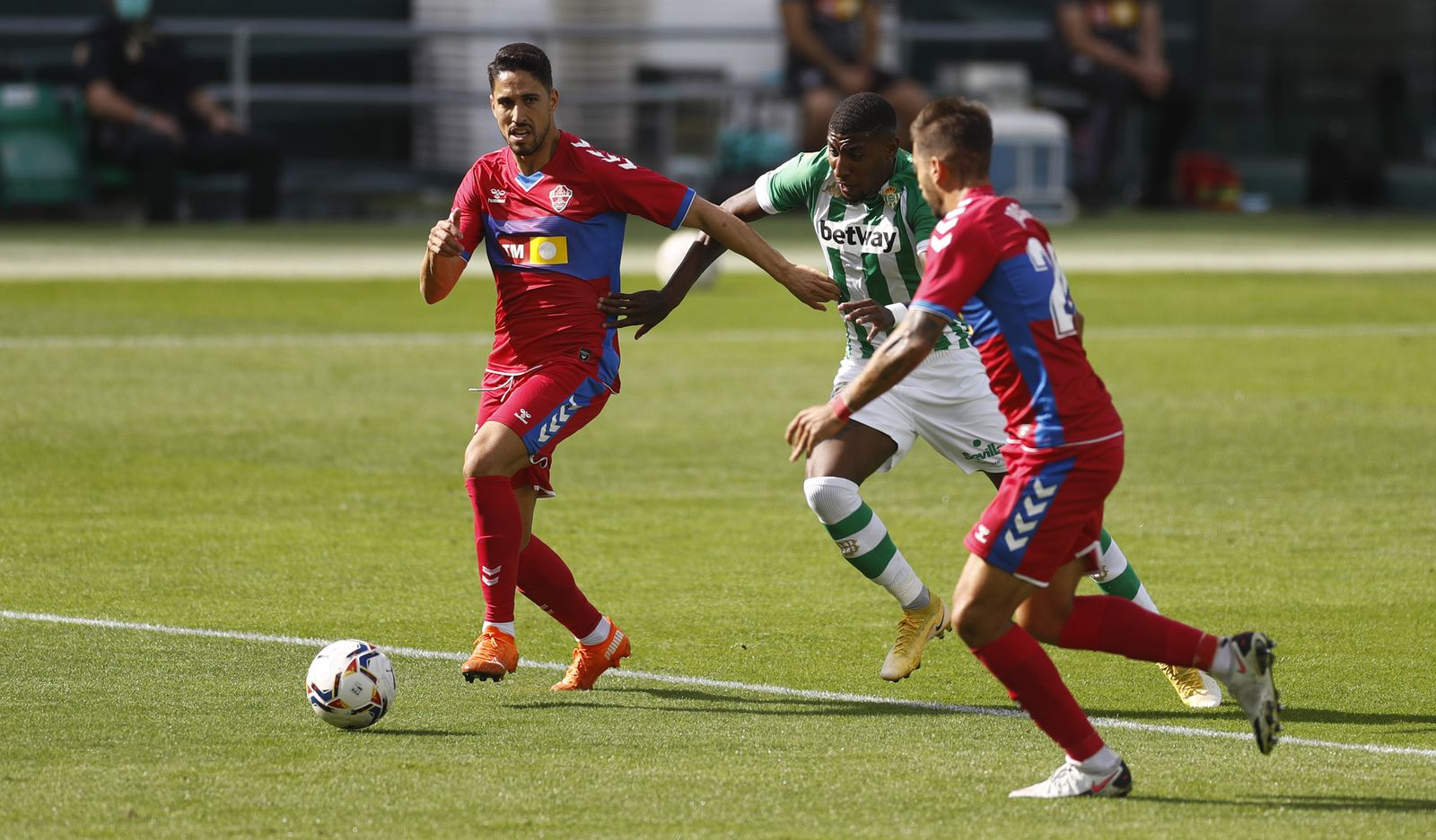 Emerson intenta marcharse de Fidel en un lance del partido.