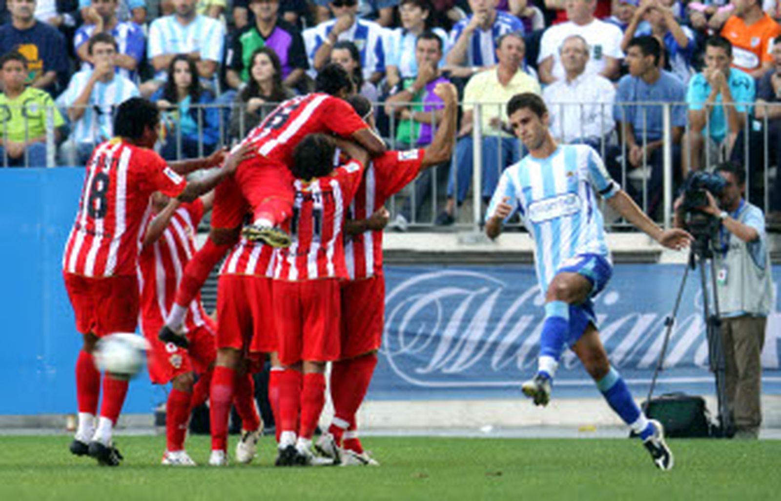 El Almería asalta La Rosaleda (1-2)