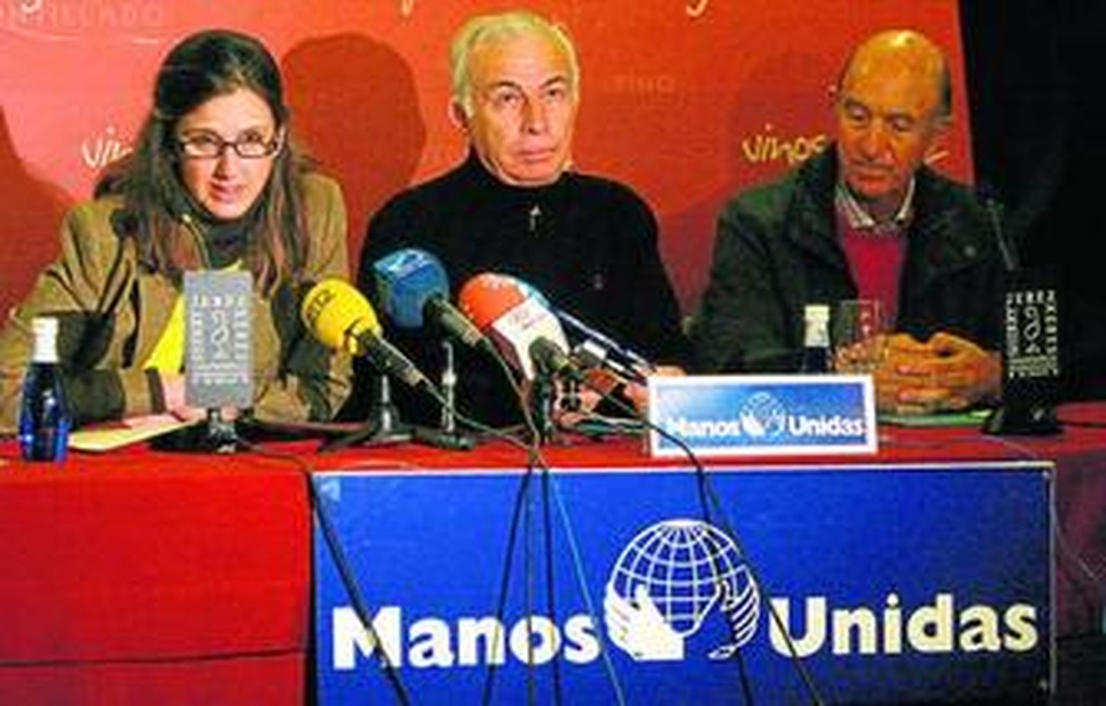 Ángeles Díaz, junto al vicario de pastoral, José Palomas y Julio Gómez, voluntario de Manos Unidas, ayer.