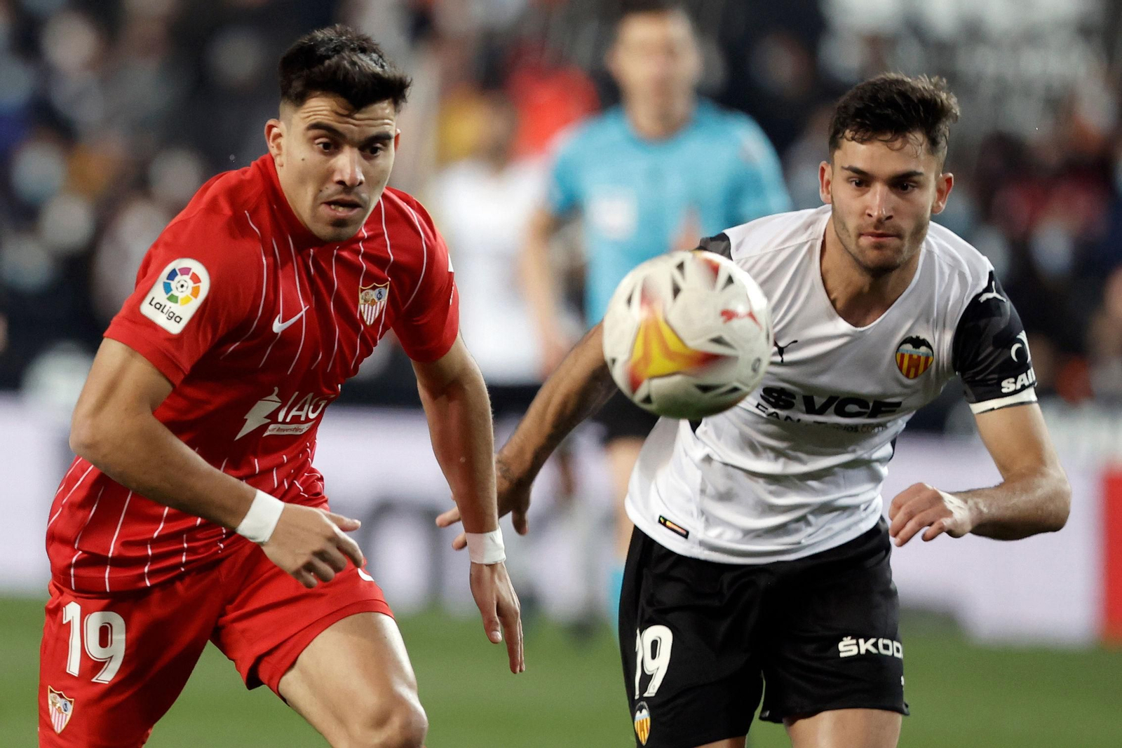 Acuña y Hugo Duro persiguen un balón que parece no tener dueño.