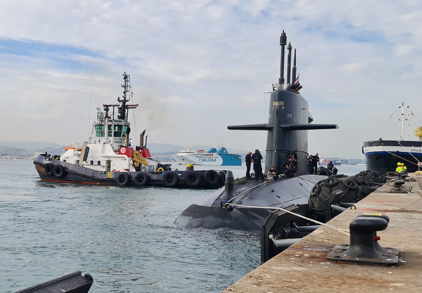 El HNMLS Zeeleeuw, atracado en el Puerto de Algeciras.