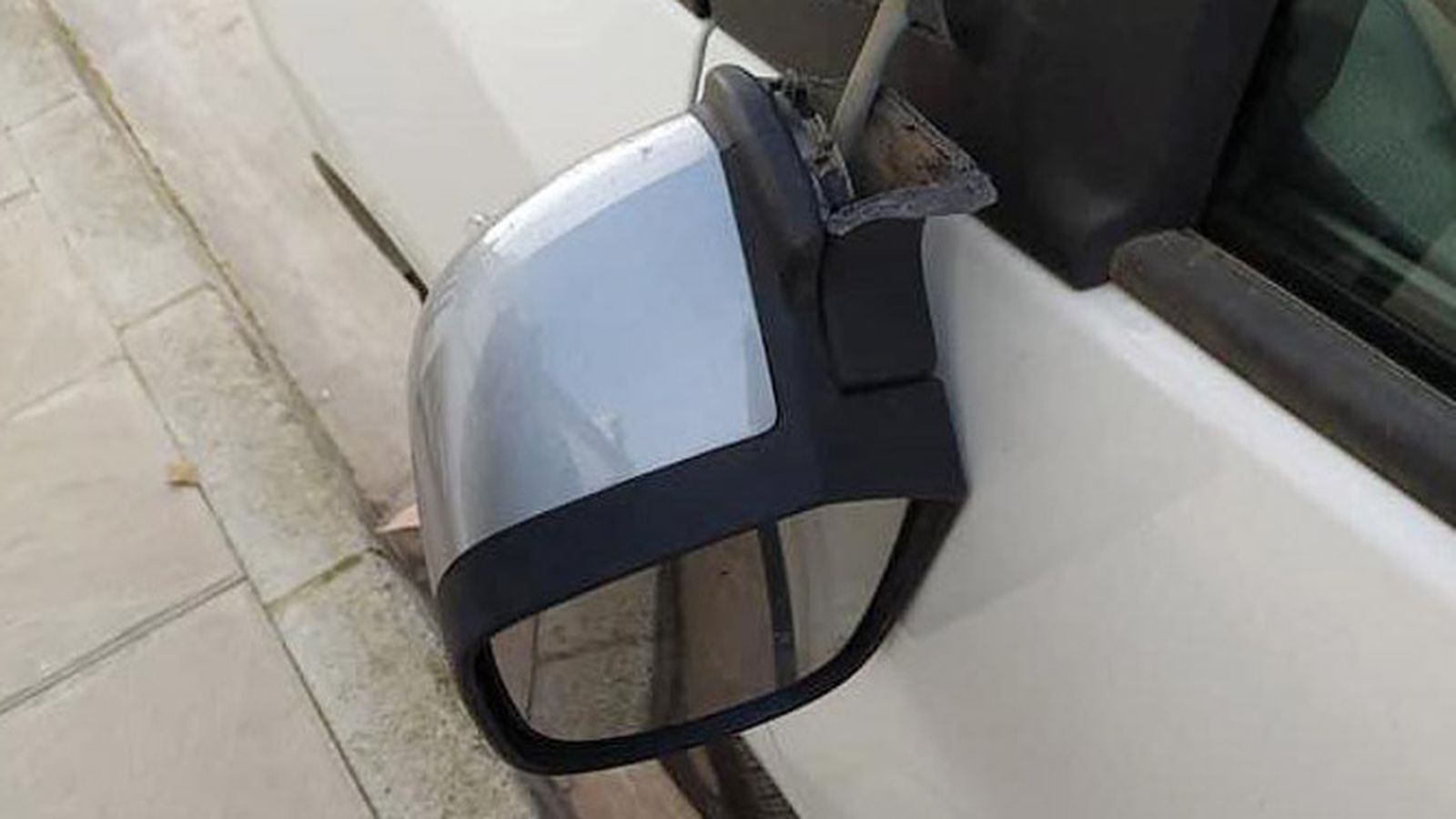 Retrovisor fracturado en Carcabuey.