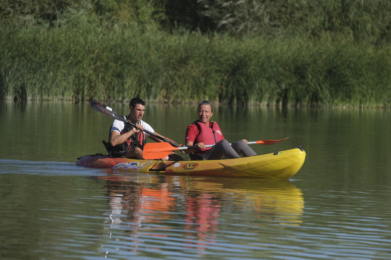 Isabel Albás en un paseo en kayak por el Guadalquivir.