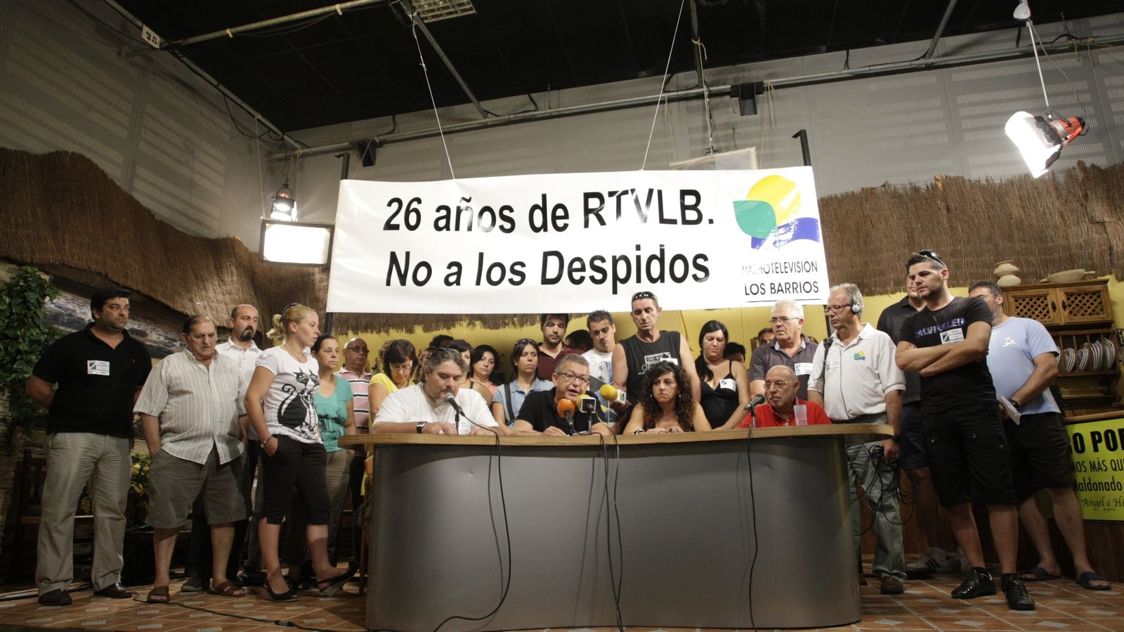 El grupo de trabajadores de RTVLB durante un encierro en las instalaciones contra los despidos, en julio de 2011.