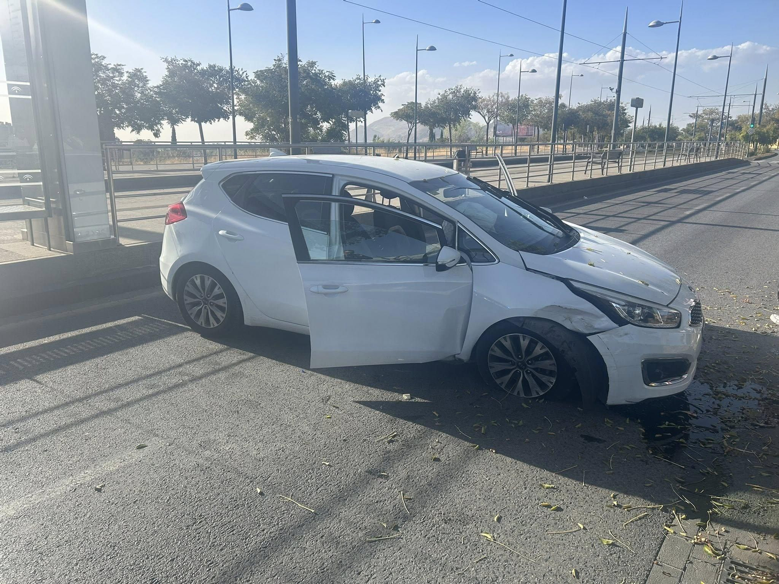 Imagen de cómo quedó el turismo tras el accidente.