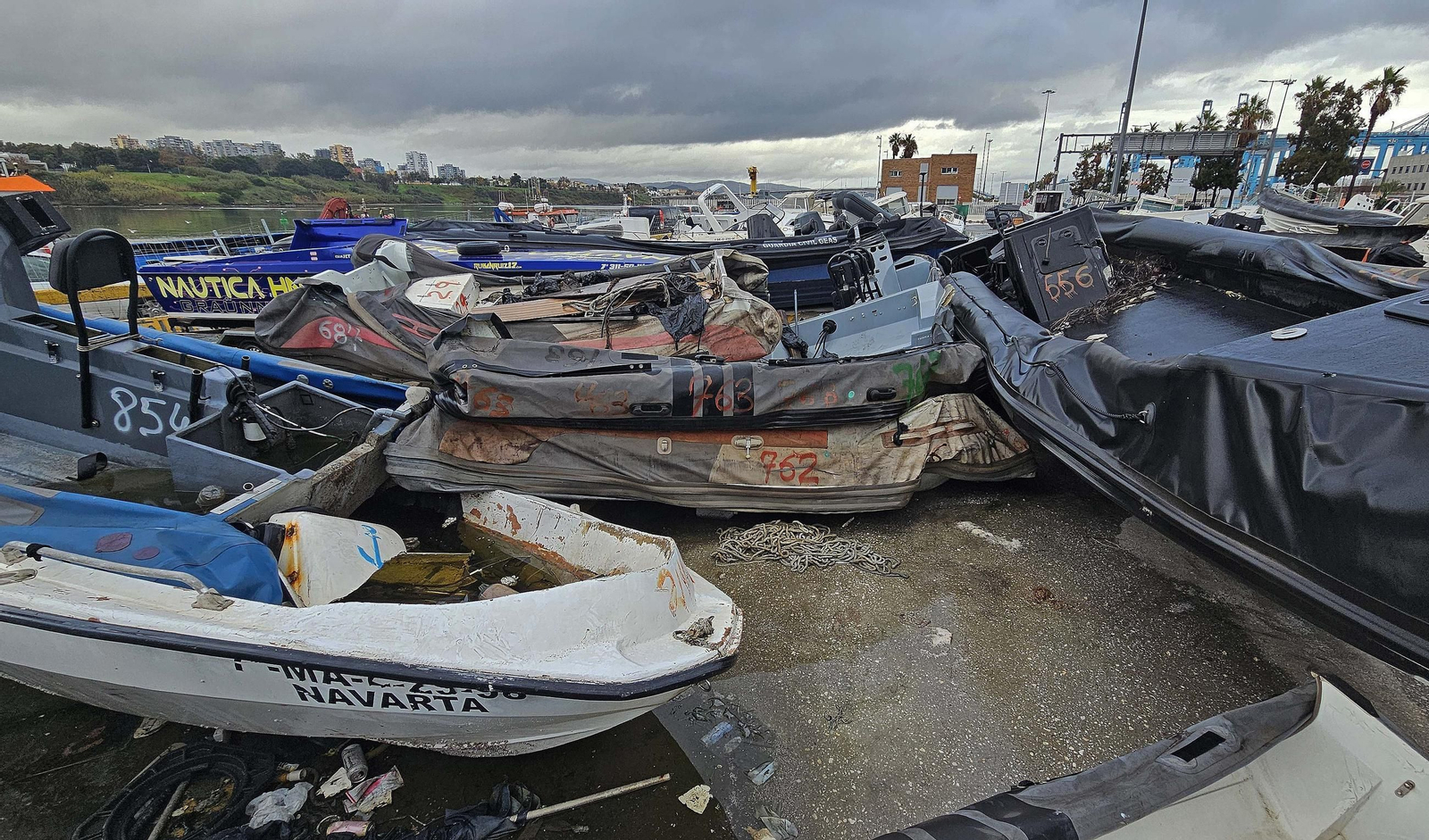 Fotos del hacinamiento de narcoembarcaciones requisadas en el Puerto de Algeciras