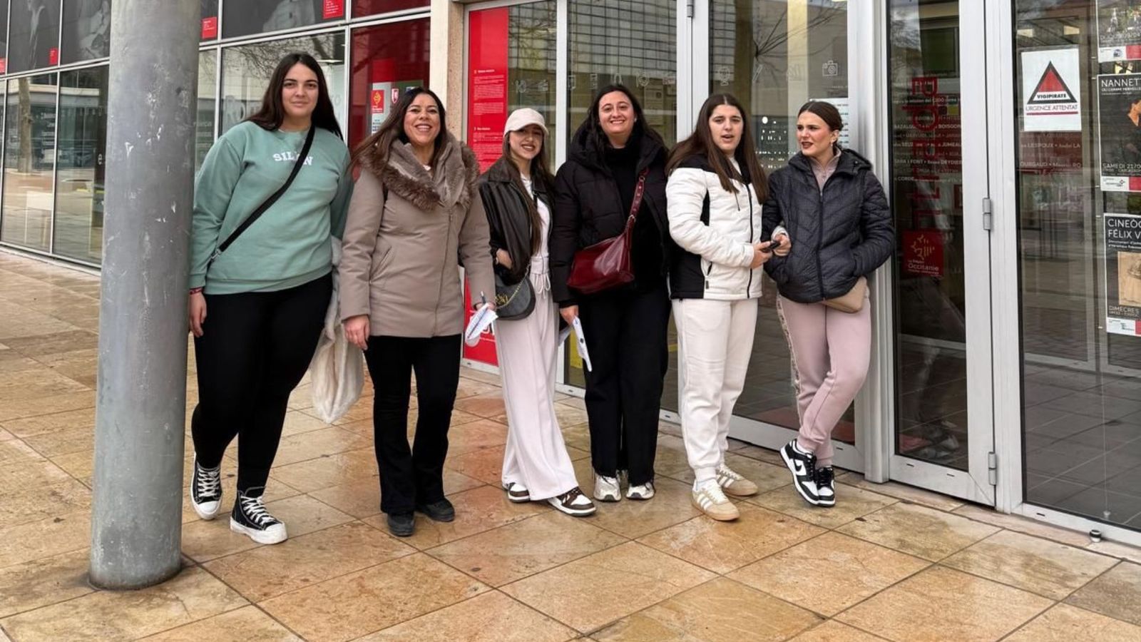 Natalia, Marta, Alba María y Naira  y sus profesoras acompañantes.