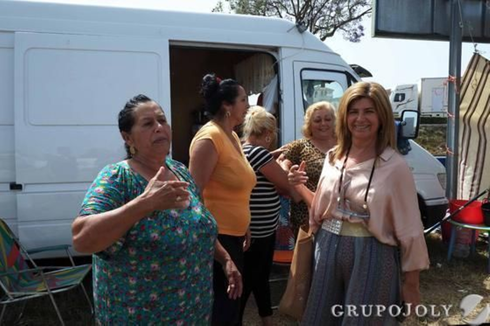 Un grupo de mujeres recibe ayer a la delegada.

Foto: Manu Garcia