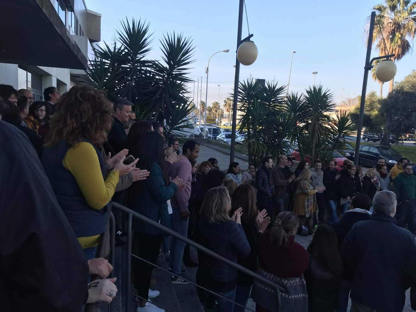 Trabajadores de Konecta protestan en la puerta de la sede.