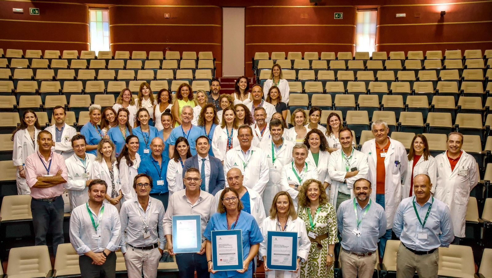 Foto de familia durante la entrega de certificados.