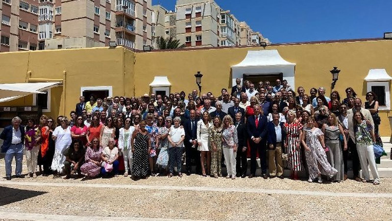 Antonio Sancho Pedreño con el grupo de compañeros, durante la comida en el Baluarte de los Mártires con motivo de su reciente jubilación.